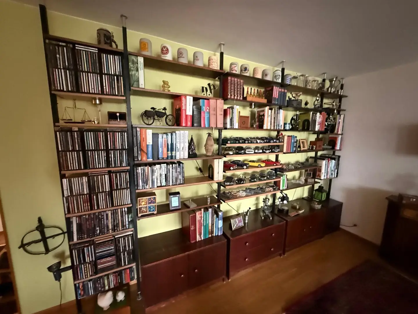 Sammlerwand mit Büchern und Modellen vor der Räumung